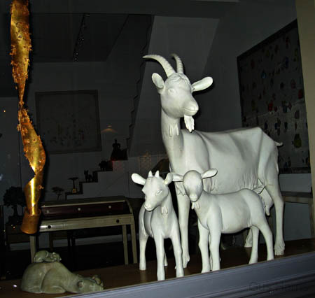 bg_Threewhitegoats_9823